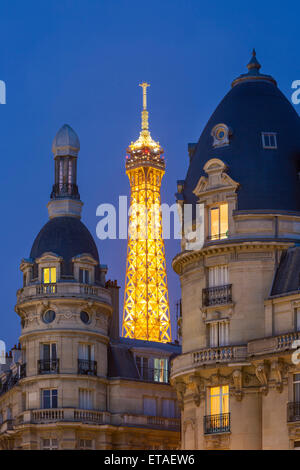 Torre Eiffel vista dal quartiere di Passy, Parigi, Francia Foto Stock
