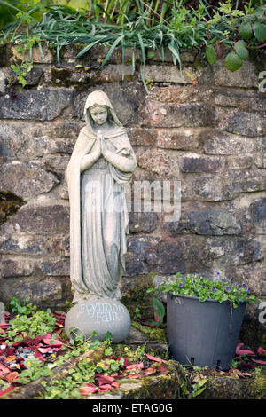 Statua della Vergine Maria a Ffynnon Fiera o Maria è bene a Santa Croce abbazia vicino Whitland nel Pembrokeshire, Wales UK Foto Stock