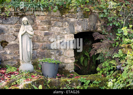 La Fiera Ffynnon o Maria è bene a Santa Croce abbazia vicino Whitland nel Pembrokeshire, Wales UK Foto Stock