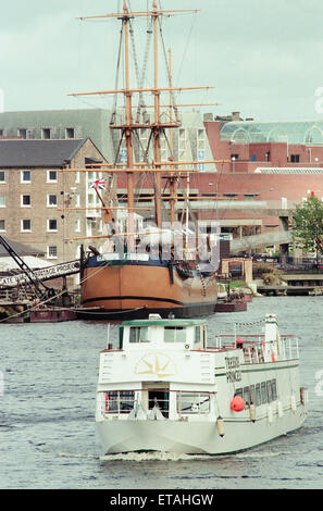 Teesside Princess, basato sul Fiume Tees a Stockton, Maiden Voyage fino Tees dal tees Barrage a Yarm, fermandosi al Castlegate Quay. Il 15 maggio 1996. Nella foto passando la replica del tentativo a Castlegate Quay. Foto Stock