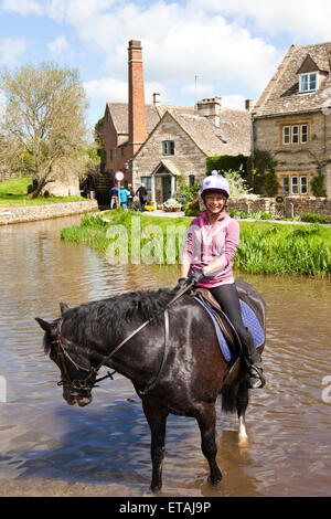 Per irrigare il cavallo nell occhio del fiume che scorre attraverso il villaggio Costwold di Lower Slaughter, GLOUCESTERSHIRE REGNO UNITO Foto Stock