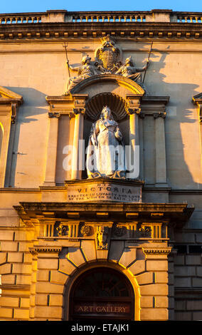 Statua della regina Victoria sopra Victoria Art Gallery in Bath Somerset England Regno Unito Foto Stock