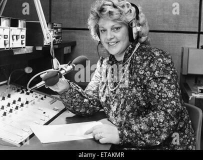 Margo MacDonald visto qui dietro il microfono di radio via XII Aprile 1983 Foto Stock