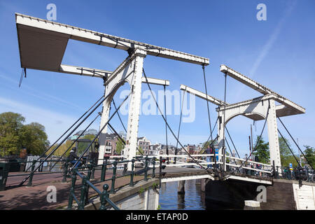 Bianco antico ponte levatoio in legno nel centro di Amsterdam su nieuwe herengracht Foto Stock