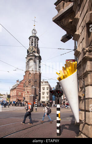 Patatine fritte e torre Munt nella capitale olandese amsterdam Foto Stock