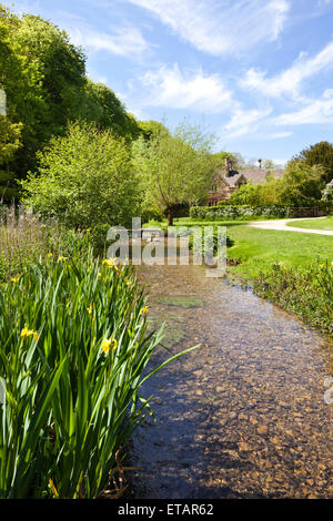 Una vecchia casa colonica accanto al fiume occhio nel villaggio Costwold di Upper Slaughter, GLOUCESTERSHIRE REGNO UNITO Foto Stock