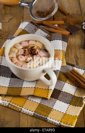 Cioccolata calda in tazza bianca con marshmallows . Foto Stock