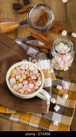 Cacao in tazza bianca con Marshmallows su uno sfondo di legno. Vista superiore Foto Stock