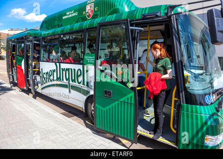 Pilsner Urquell birrificio, visitatori tour bus Plzen Repubblica Ceca Foto Stock