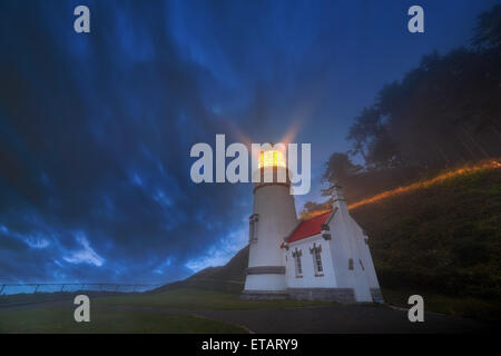 Heceta Head Lighthouse Devils gomito del parco statale a Oregon Coast durante la sera ore blu Foto Stock