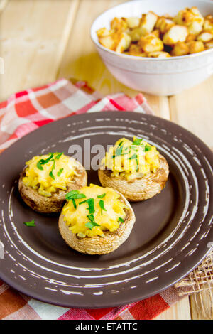 Funghi champignon () ripieno di verdure, riso e formaggio, close up, verticale Foto Stock