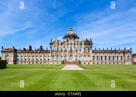 La facciata meridionale di Castle Howard, vicino a York, North Yorkshire, Inghilterra, Regno Unito Foto Stock