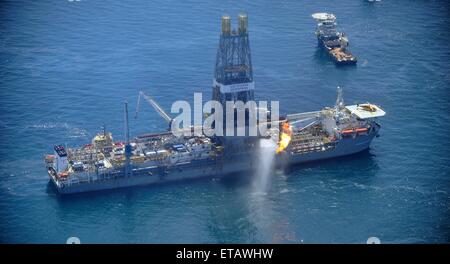 Il gas dal danneggiato Deepwater Horizon testa pozzo è bruciata dal scoprire Enterprise come continuano gli sforzi per catturare l'olio e bruciare gas dalla rottura di riser a BP Deepwater Horizon oil spill sito di emergenza 18 maggio 2010 nel Golfo del Messico. Foto Stock