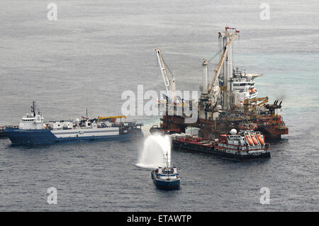 L'unità mobile di perforazione offshore Q4000 mantiene posizione direttamente al di sopra del danneggiato Deepwater Horizon di impedimento soffiatura come gli equipaggi lavorano per collegare la testa del pozzo utilizzando una tecnica nota come top uccidere 26 maggio 2010 nel Golfo del Messico. La tecnica inietta pesanti fluidi di perforazione attraverso il colpo di impedimento fuori sul fondale nel pozzetto per arrestare il flusso incontrollato di petrolio in mare. Foto Stock