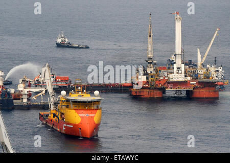 L'unità mobile di perforazione offshore Q4000 mantiene posizione direttamente al di sopra del danneggiato Deepwater Horizon di impedimento soffiatura come gli equipaggi lavorano per collegare la testa del pozzo utilizzando una tecnica nota come top uccidere 26 maggio 2010 nel Golfo del Messico. La tecnica inietta pesanti fluidi di perforazione attraverso il colpo di impedimento fuori sul fondale nel pozzetto per arrestare il flusso incontrollato di petrolio in mare. Foto Stock