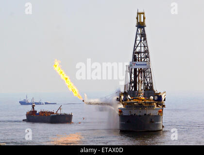 Il gas dal danneggiato Deepwater Horizon testa pozzo è bruciata dal scoprire Enterprise come continuano gli sforzi per catturare l'olio e bruciare gas dalla rottura di riser a BP Deepwater Horizon oil spill sito di emergenza Giugno 9, 2010 nel Golfo del Messico. Foto Stock