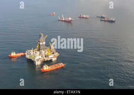 Le navi che si raccolgono intorno al montante di rotte a BP Deepwater Horizon oil spill sito di emergenza come gli sforzi per contenere il gusher continuare il 5 maggio 2010 nel Golfo del Messico. Foto Stock