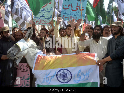 Gli attivisti del Jamat-ud-Dawah protestano contro l'India durante un rally passando attraverso la strada vicino a premere club il Venerdì, 12 giugno 2015. Foto Stock