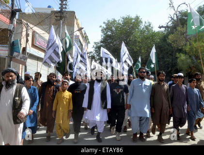 Gli attivisti del Jamat-ud-Dawah protestano contro l'India durante un rally passando attraverso la strada vicino a premere club il Venerdì, 12 giugno 2015. Foto Stock