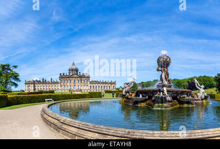 La facciata meridionale con la fontana di Atlas in primo piano, Castle Howard, vicino a York, North Yorkshire, Inghilterra, Regno Unito Foto Stock