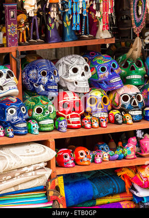Teschi colorati souvenir da qualche parte in Messico Foto Stock