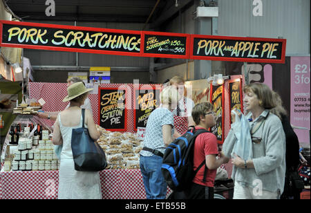 Southampton Sussex Regno Unito 12 Giugno 2015 - il maiale Scratchings per la vendita in una fase di stallo a sud dell'Inghilterra mostrano in Southampton oggi Foto Stock