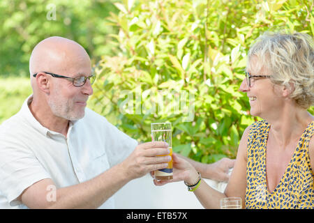 Una mezza età le coppie dei drink sulla terrazza Foto Stock