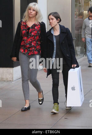 Cantante, Sara Quin va di shopping al centro commerciale The Grove a Hollywood per acquistare un nuovo computer Apple Mac dotato di: Sara Quin dove: Los Angeles, California, Stati Uniti quando: 12 Gen 2015 Credit: WENN.com Foto Stock