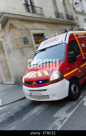 Il governo dei vigili del fuoco red Carrello nella strada di Parigi, Francia Foto Stock