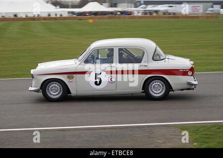 Brian Arculus in un 1957 Hillman Minx al Goodwood Assemblea dei Soci Foto Stock