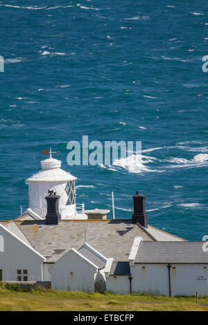 Faro di Ventoso giornata soleggiata con mare mosso Foto Stock