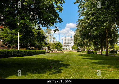 Queen's giardini nel centro di Hull con scafo College in background. Foto Stock