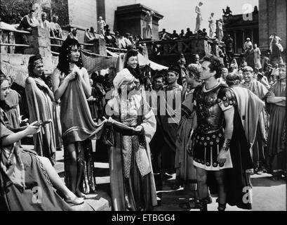 Richard Burton (sinistra), sul set del film 'L'accappatoio', 1953 Foto Stock