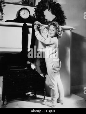 Shirley Temple, pubblicità ritratto appeso Calza di Natale sulla Mantel, 1934 Foto Stock