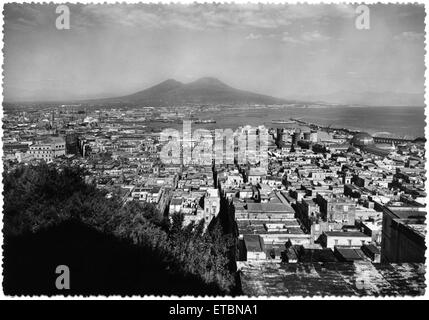 Vista panoramica di Napoli con Mt. Il Vesuvio sullo sfondo, Italia, cartolina, 1944 Foto Stock