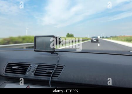 Navigazione in auto sul cruscotto vicino fino Foto Stock