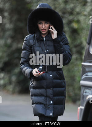 Abbey Clancy chat sul suo telefono cellulare mentre sono fuori e circa nella zona centrale di Londra, indossando un caldo puffy coat e ugg stivali. Dotato di: Abbey Clancy dove: Londra, Regno Unito quando: 16 Gen 2015 Credit: WENN.com Foto Stock