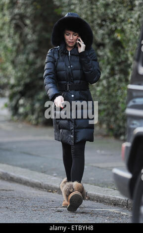 Abbey Clancy chat sul suo telefono cellulare mentre sono fuori e circa nella zona centrale di Londra, indossando un caldo puffy coat e ugg stivali. Dotato di: Abbey Clancy dove: Londra, Regno Unito quando: 16 Gen 2015 Credit: WENN.com Foto Stock