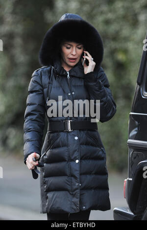 Abbey Clancy chat sul suo telefono cellulare mentre sono fuori e circa nella zona centrale di Londra, indossando un caldo puffy coat e ugg stivali. Dotato di: Abbey Clancy dove: Londra, Regno Unito quando: 16 Gen 2015 Credit: WENN.com Foto Stock