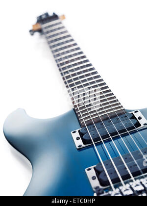 Blue Ibanez serie S con chitarra elettrica closeup del collo e pickup isolato a un angolo su sfondo bianco Foto Stock