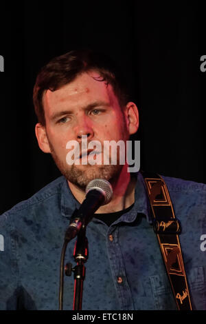 Londra, UK, 12 Giugno 2015 : un host di Afrobeat fan assiste il London Afrobeat preforme Collettiva Giovani e vecchi balli con la Afrobeat al Festival Hall, Southbank Centre di Londra. Credito: Vedere Li/Alamy Live News Foto Stock