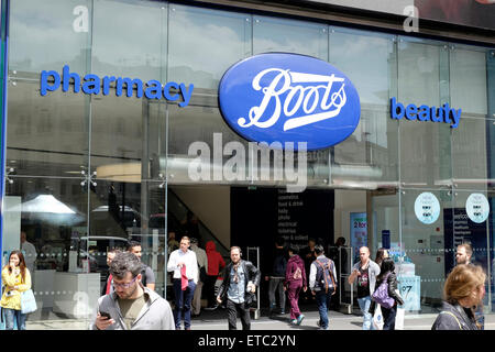 Una vista generale di scarponi la farmacia store nel centro di Londra Foto Stock