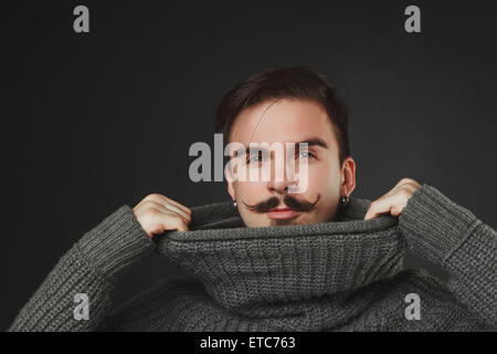 Bel ragazzo con la barba in maglione di lana Foto Stock