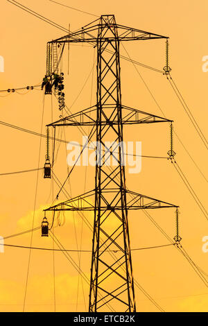 Ingegnere di lavoro su una linea elettrica ad alta tensione vicino a Glasgow, Scozia Foto Stock