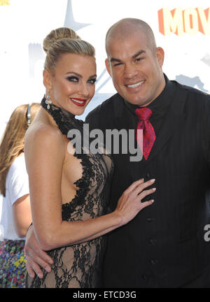 LOS ANGELES, CA - Aprile 12, 2015: Tito Ortiz & Amber Nicole Miller al 2015 MTV Movie Awards presso il Nokia Theatre LA LIVE. Foto Stock