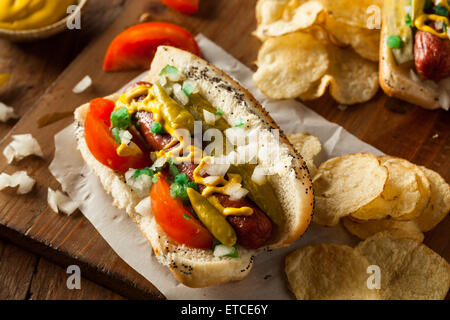 In casa stile di Chicago Hot Dog con senape Relish pomodoro e cipolla Foto Stock