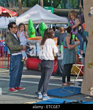 Johnny Knoxville prende la sua famiglia a Studio City Farmers Market con: Johnny Knoxville, Naomi Nelson, Arlo Clapp, Rocko Clapp dove: Los Angeles, California, Stati Uniti quando: 18 Gen 2015 Credit: VALPO NNEWs/WENN.com Foto Stock