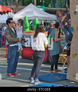 Johnny Knoxville prende la sua famiglia a Studio City Farmers Market con: Johnny Knoxville, Naomi Nelson, Arlo Clapp, Rocko Clapp dove: Los Angeles, California, Stati Uniti quando: 18 Gen 2015 Credit: VALPO NNEWs/WENN.com Foto Stock