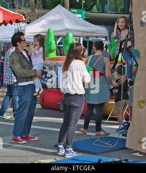 Johnny Knoxville prende la sua famiglia a Studio City Farmers Market con: Johnny Knoxville, Naomi Nelson, Arlo Clapp, Rocko Clapp dove: Los Angeles, California, Stati Uniti quando: 18 Gen 2015 Credit: VALPO NNEWs/WENN.com Foto Stock