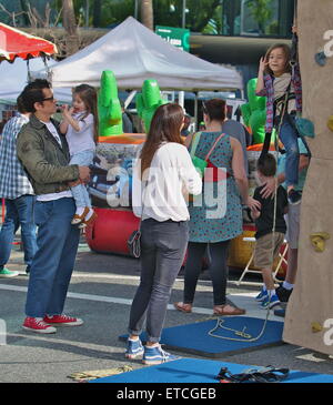 Johnny Knoxville prende la sua famiglia a Studio City Farmers Market con: Johnny Knoxville, Naomi Nelson, Arlo Clapp, Rocko Clapp dove: Los Angeles, California, Stati Uniti quando: 18 Gen 2015 Credit: VALPO NNEWs/WENN.com Foto Stock